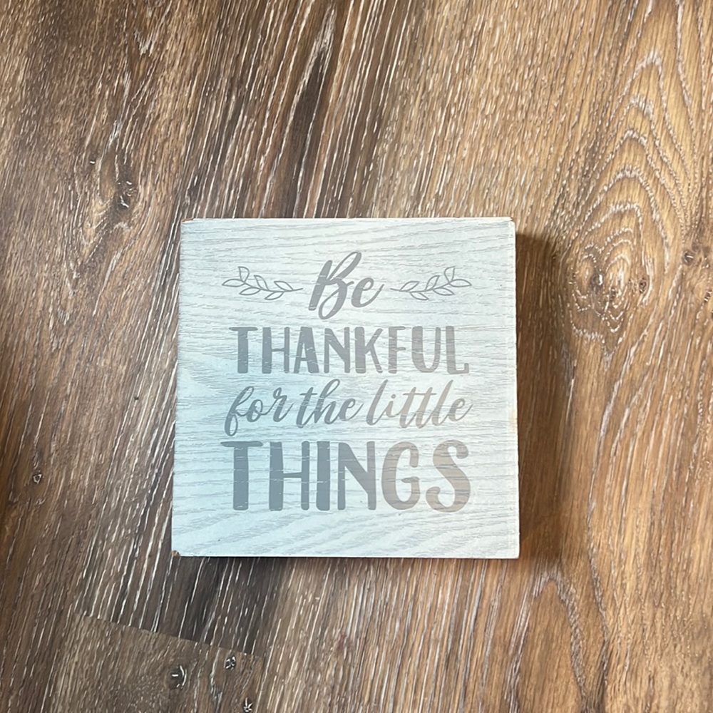 “Be thankful for the little things” sign